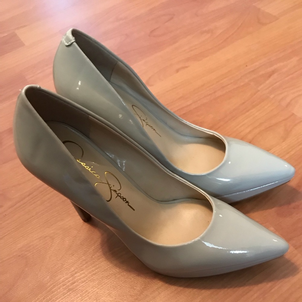 Jessica Simpson nude pumps !